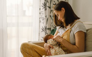 Điều bất ngờ về giấc ngủ của trẻ bú mẹ vừa được hé lộ