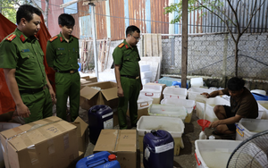 Triệt phá đường dây tự pha chế sữa tắm, dầu gội, thu giữ gần 30.000 sản phẩm giả