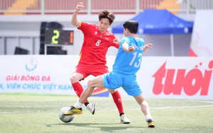 Đội bóng All Stars SG FC cùng BTC Giải bóng đá công nhân, viên chức Việt Nam ra sân 'tiếp sức' người lao động