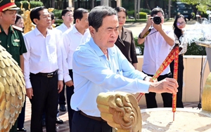 Chủ tịch Quốc hội Trần Thanh Mẫn dâng hương tưởng niệm Anh hùng liệt sĩ Võ Thị Sáu