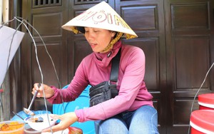Gặp chị bán chè ở Hội An 'bắn' 5 thứ tiếng gây sốt mạng xã hội