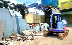 Huy động xe cuốc hỗ trợ người dân tháo dỡ nhà, giao mặt bằng dự án nâng cấp quốc lộ 22 TP.HCM