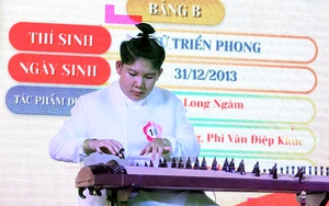 Chú bé bất ngờ bị đứt dây đàn tranh vẫn trình tấu cực sung khiến khán giả phấn khích