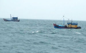 Tàu cá gặp dông lốc chìm trên biển Hoàng Sa, 4 ngư dân Quảng Ngãi may mắn được cứu
