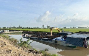 Múc đất dưới kênh đem đi bán, một người ở An Giang bị khởi tố