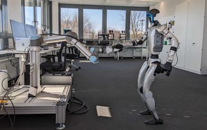 Robot hình người học làm thợ lợp mái: Đi trên mái dốc, cầm búa, bắn đinh