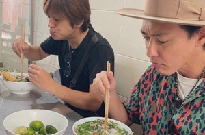 Bắt gặp ‘siêu nhân Gao’ ăn phở tại Hà Nội