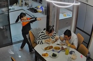 Bố chán chẳng buồn nói khi con gái nghịch bóng bay vào mâm cơm