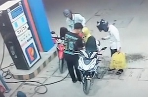 Khách chán chẳng buồn nói khi nam nhân viên lỡ xịt xăng vào người