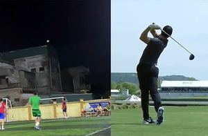 Chàng trai sút bóng như đánh golf