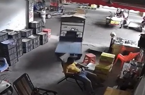 Chàng trai hú hồn khi bị xe ba gác không người lái tông