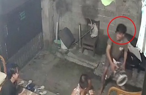 Chàng trai đứng hình vì pha ăn mừng quá khích làm chim sổ lồng
