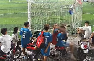 Chàng trai tung cú sút uy lực khiến khán giả hú hồn