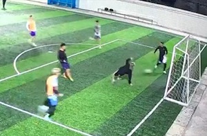Đồng đội chắp tay lạy thanh niên chân gỗ như 'Lautaro Martinez' trên sân bóng phủi