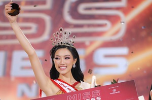 Đoàn Thu Thủy đăng quang hoa hậu, nhận tổng giải thưởng 3,8 tỉ đồng