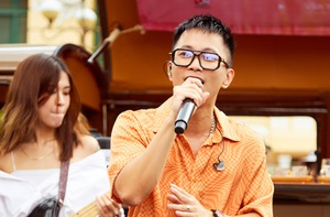 Rhymastic 'líu la líu lo' trước Bưu điện thành phố