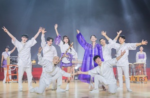Queen và The Goonies Crew hát nhảy tưng bừng thấy mà mê!