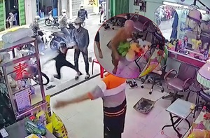 Cụ ông hớt hải bê mâm cúng đi giấu vì 'cô hồn' quá manh động