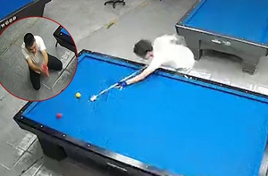 Chàng trai chắp tay vái lạy khi đối thủ liên tục lượm bida rùa