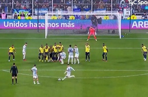 Thủ môn đứng chôn chân trước siêu phẩm sút phạt của Messi