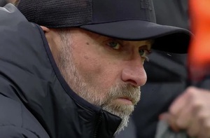 HLV Klopp cố kìm nén nước mắt khuyên CĐV Liverpool quên mình