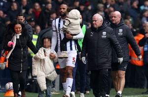 Hậu vệ Kyle Bartley giải cứu các con khỏi vụ hỗn loạn trên khán đài