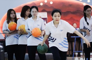Sinh viên ngành y TP.HCM chơi bowling là môn thể chất