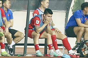 Cái ôm đầu của Quang Hải và sự thất bại của Troussier