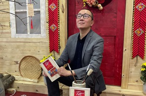 'Tiếu ngạo' chuyện vua chúa Việt ăn Tết qua sách 'Tết chốn vàng son'