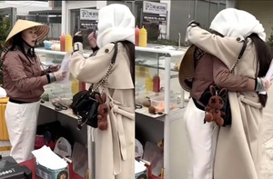 Mẹ nghẹn ngào khi con gái ở xa âm thầm về quê ăn Tết