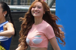Ninh Dương Lan Ngọc diện crop top kỳ lạ gây bàn tán