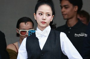 Jisoo gây tranh cãi tại 'Paris Fashion Week' vì trang phục như nhân viên nhà hàng