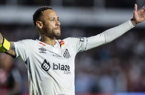 Fan lo lắng khi Neymar phớt lờ cảnh báo của bác sĩ