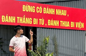 Ảnh vui 4-12: Khẩu hiệu tại một sân bóng đá phủi