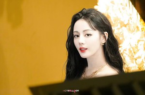 Visual kiều diễm của Địch Lệ Nhiệt Ba gây sốt khi tái xuất