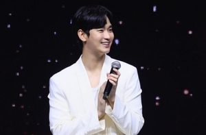 Kim Soo Hyun bị chính fan 'hãm hại'