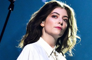 Lorde 'tái sinh' sau 4 năm im thin thít