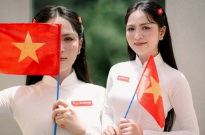 Nữ ca sĩ hát 'Viết tiếp câu chuyện hòa bình' vượt mốc 2 tỉ lượt xem là ai?
