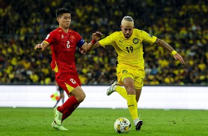 Bóng đá Việt Nam không chọn cách làm như Malaysia, Indonesia