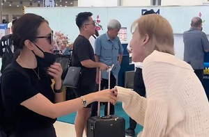 Jack khúm núm chào hỏi khi gặp 'chị đại' Mỹ Tâm ở sân bay