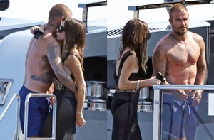 David Beckham phong độ ở tuổi 50 cùng vợ trên du thuyền 16 triệu bảng