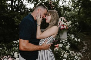 Taylor Swift đính hôn với cầu thủ cao gần 2m, mạng xã hội toàn cầu như 'nổ tung'