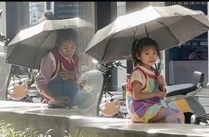 Video cụ bà chơi trò tuổi thơ gây sốt mạng xã hội