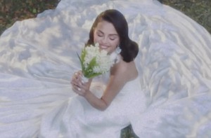 Bí mật sau bó hoa cưới của Selena Gomez