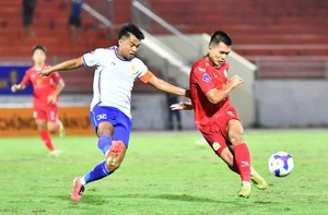 Anh Vũ bay người đánh đầu, Huế khiến Quy Nhơn United lỡ chiến thắng đầu tiên