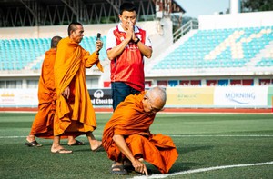 Mời nhà sư đến sân cầu may, đội bóng của HLV Park Hang Seo thắng khó tin