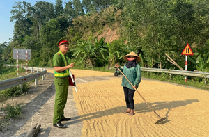 Công an nhắc nhở người dân không phơi lúa lấn chiếm lòng, lề đường
