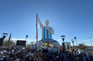 Tượng Messi cao 26m mọc giữa sa mạc Argentina