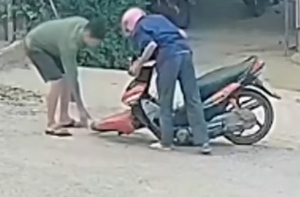 Video hài nhất tuần qua: 'Vồ ếch' liên tục khi chạy xe máy vì say rượu