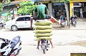 Nam thanh niên bật nhảy như Người Nhện